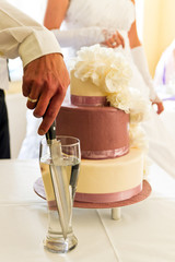 Br&auml;utigam beim Tortenanschnitt