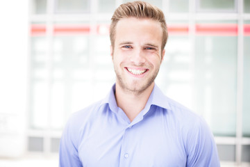 Hübscher junger Mann