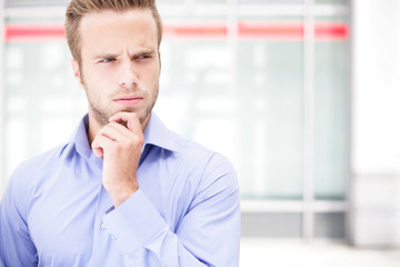 Junger Mann überlegt