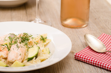 Nahaufnahme Lachs, Garnele und Zucchini