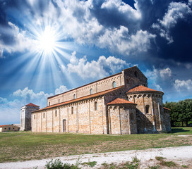 Fototapeta na wymiar Roman Katedra Świętego Piotra Apostoła w San Piero a Grado w pobliżu