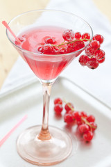 Roter Cocktail mit Johannisbeeren