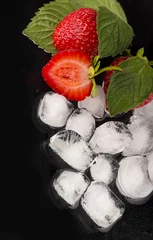 Foto op Plexiglas ijsblokjes, muntblad, verse aardbei op zwart © Irina Ukrainets