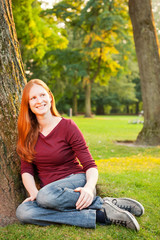 Obraz premium Portrait of a Young Woman in a Park