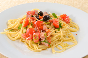 Spaghetti mit Thunfisch - italienische Pasta
