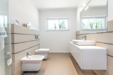 Fototapeta na wymiar Bright space - white bathroom