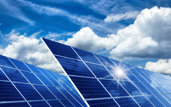 Solarkollektoren, Sonne und Wolken