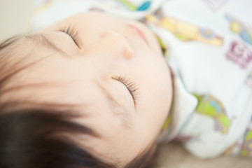 寝ている子供