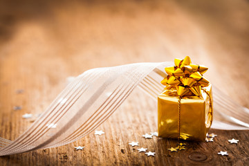 Geschenk und Schleife
