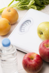 体重計と果物と野菜