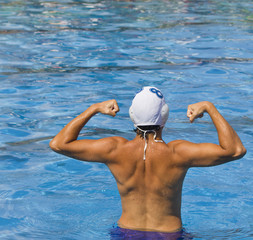 schiena e muscoli di uomo in piscina