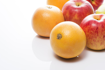 グレープフルーツと林檎のクローズアップ