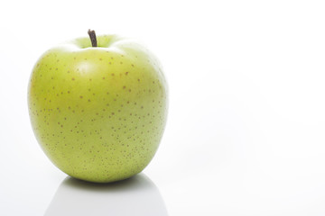 白背景に青林檎のアップ