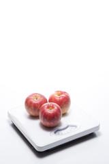 白背景に体重計と林檎