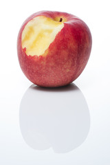 白背景に食べかけの林檎