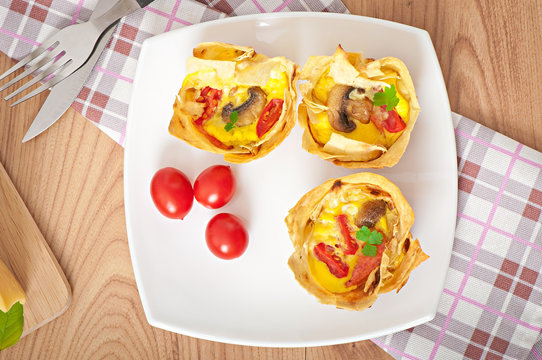 omelet in pita bread with tomato, bacon and mushrooms