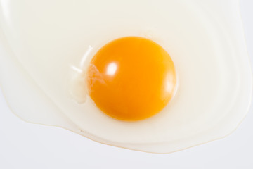 生卵の黄身のクローズアップ