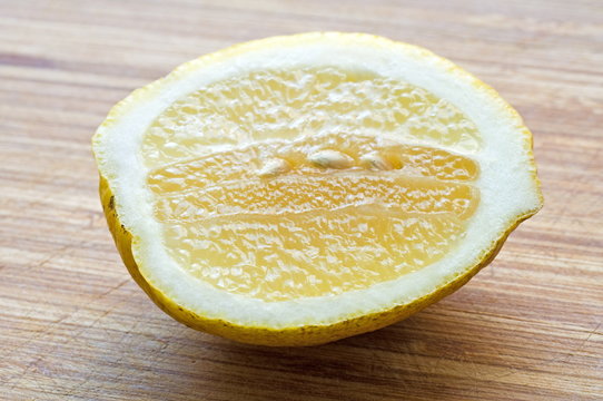 zitrone aufgeschnitten
