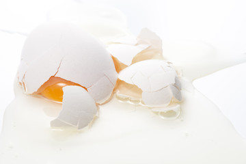 割れた生卵のクローズアップ