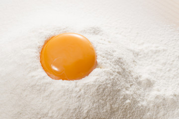 小麦粉に落とした卵