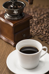 コーヒーミルとコーヒーカップ