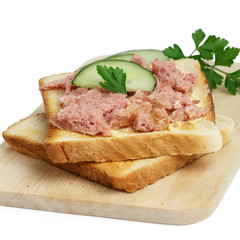 Toast mit Leberwurst und Gurke