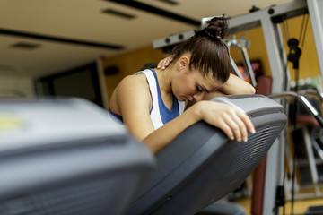 Fototapeta na wymiar Young woman training in the gym