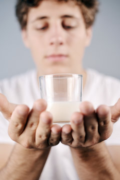 Milchglas in den Händen