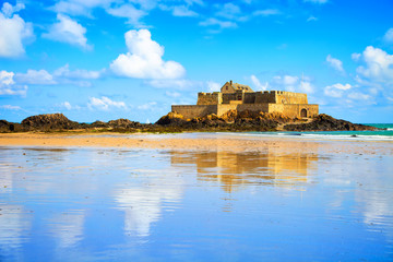 Saint Malo Fort National and beach, low tide. Brittany, France. - obrazy, fototapety, plakaty