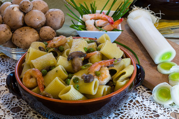 ceramic clay pot with Shrimp and Mushroom Pasta