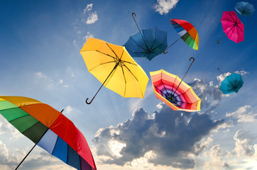 Windiger Herbsttag mit bunten Regenschirmen