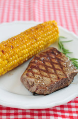 Steak mit gegrilltem Mais