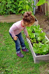 petite fille qui jardine