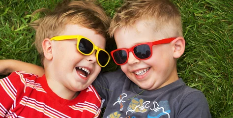 Keuken spatwand met foto Smiling brothers wearing fancy sunglasses © konradbak