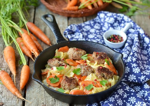 braised vegetables with meat balls.
