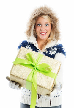 Blonde Frau h&auml;lt Geschenk