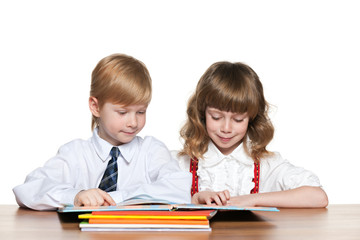 Children are reading at the desk