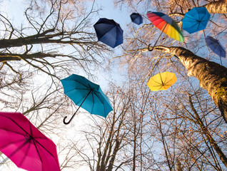 Herbst: Windiger Tag mit bunten Regenschirmen