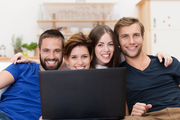 lachende frau schauen über laptop bildschirm