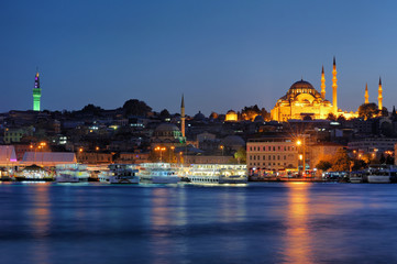 Fototapeta na wymiar Niebieski wieczór w Stambule z Meczet Sulejmana Wspaniałego