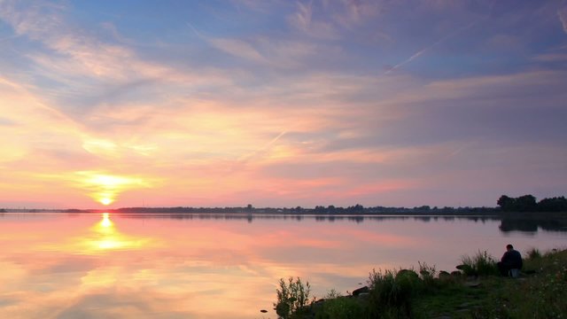Sunset over the reservoir in Vyshny Volochyok, Vyshnevolotsk dis