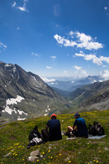 Escursionisti si riposano sulla cima di Punta Losetta