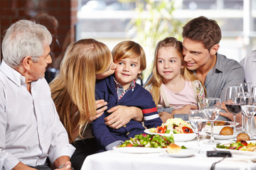 Familie mit zwei Kindern im Restaurant