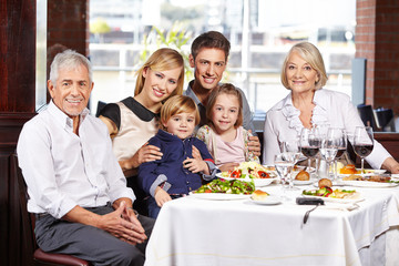 Familie mit drei Generationen am Tisch