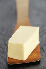 Butter auf Holzlöffel