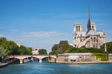 Fototapeta na wymiar Notre Dame Cathedral from Seine