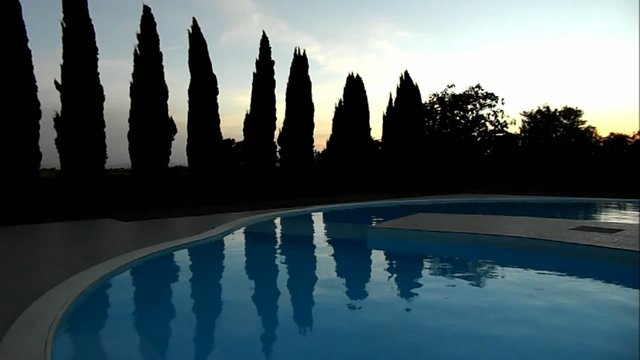 cipressi danzano in piscina