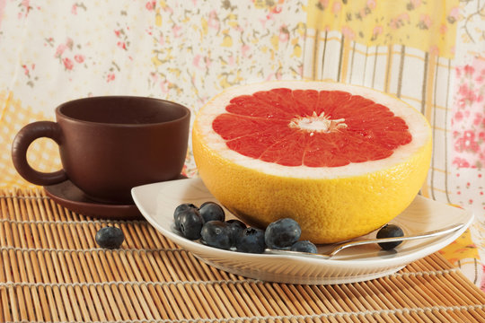 A diet breakfast: grapefruit, blueberries and coffee