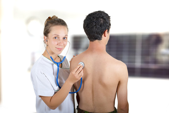 m&eacute;decin oscultant son patient