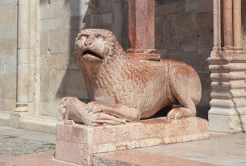 lion romanesque statue